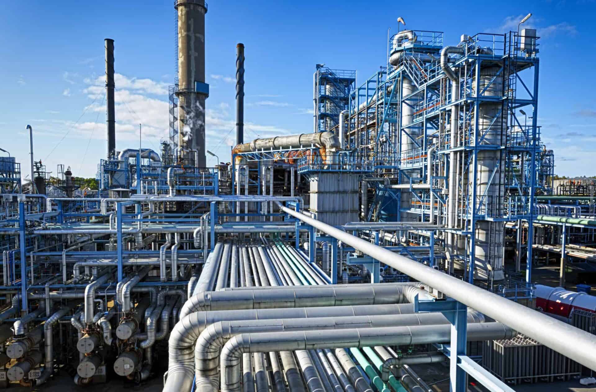 Industrieanlage mit Rohrleitungen und Prozessanlagen