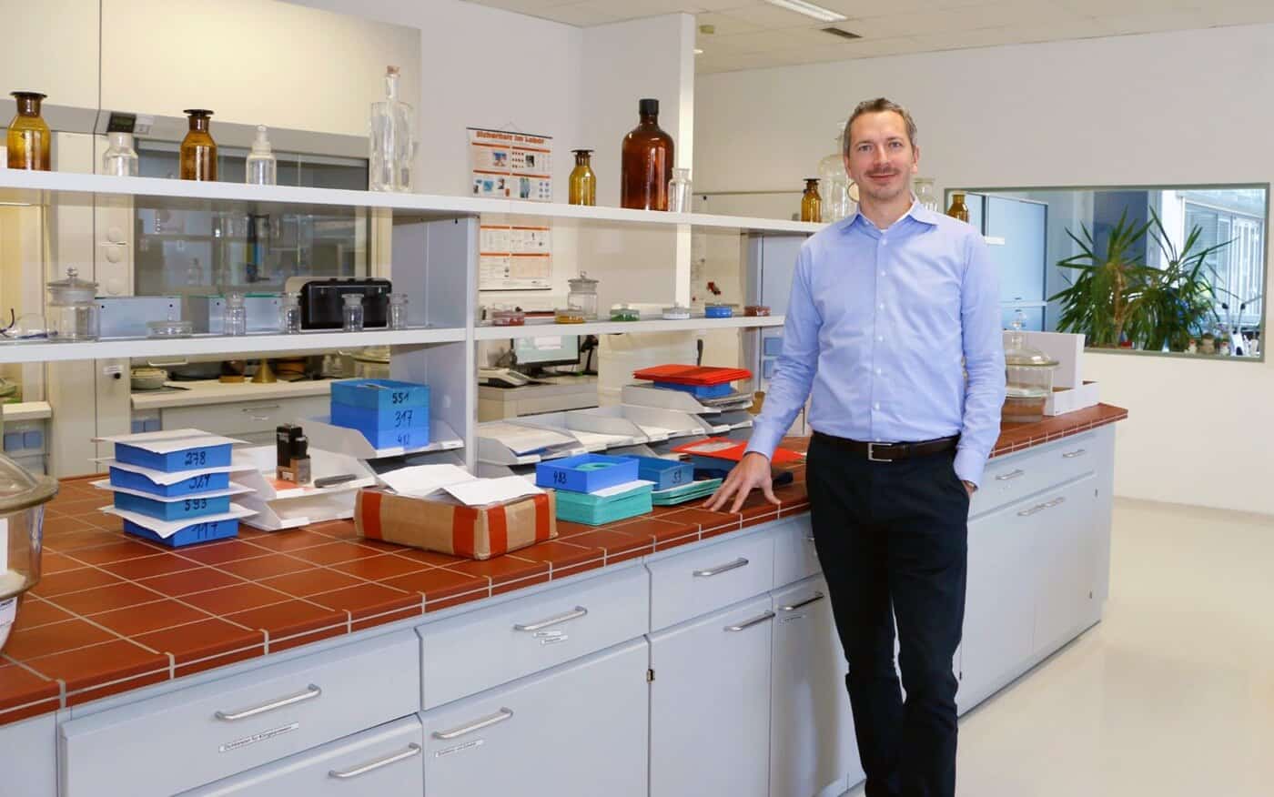 Stephan Piringer bei der Materialprüfung