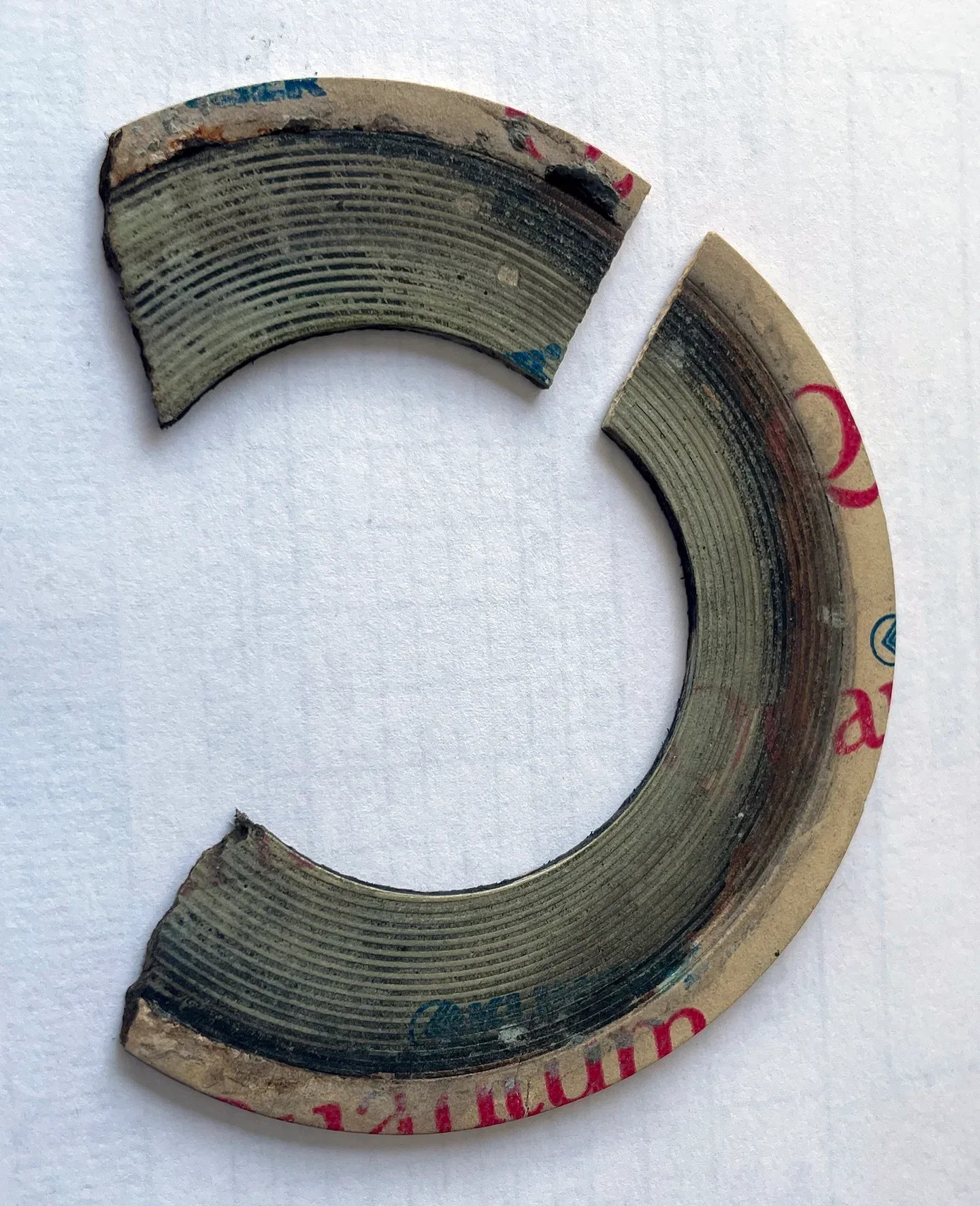 Materialerosion an einer Dichtung / Material erosion on a gasket