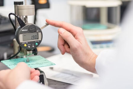 Materialprüfung bei KLINGER Dichtungstechnik