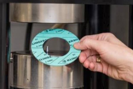 Materialprüfung bei KLINGER Dichtungstechnik